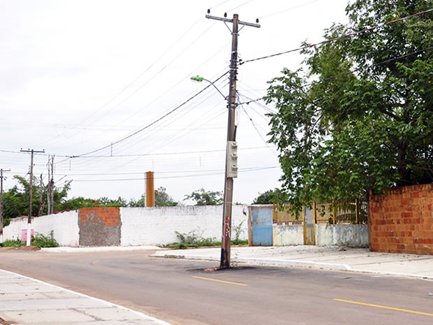 Poste fica no meio de rua no bairro Praeirinho, em Cuiabá (Foto: Pollyana Araújo/ G1)