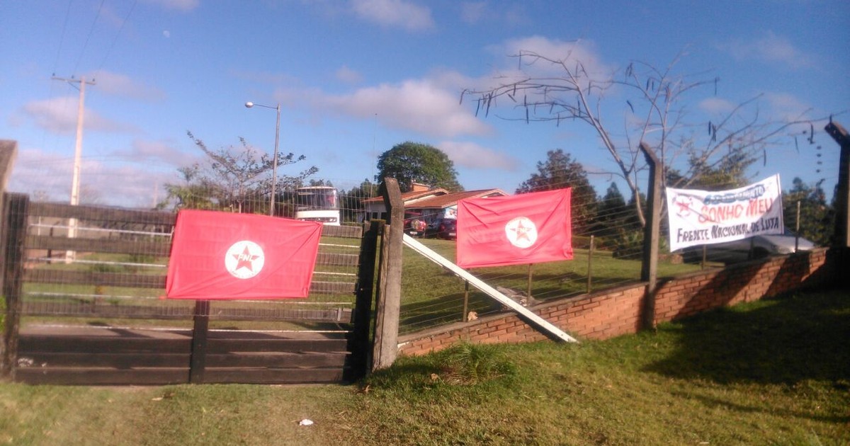 G1 - Fazenda em Duartina é invadida por movimentos sociais pela ... - Globo.com