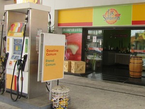 Em um posto de gasolina na Zona Leste, a loja de conveniência foi substituída por uma paleteria (Foto: Karina Trevizan/G1)