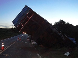 Carreta ficou pendurada em ribanceira (Foto: Antonio Ribeiro de Brito/Rádio Integração - São Manuel)