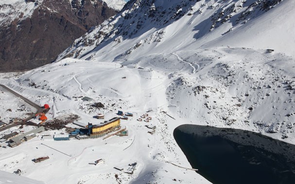 O hotel visto do restaurante Tio Bob, localizado nas montanhas, a 3.800 metros de altitude  (Foto: Luciana Florence)