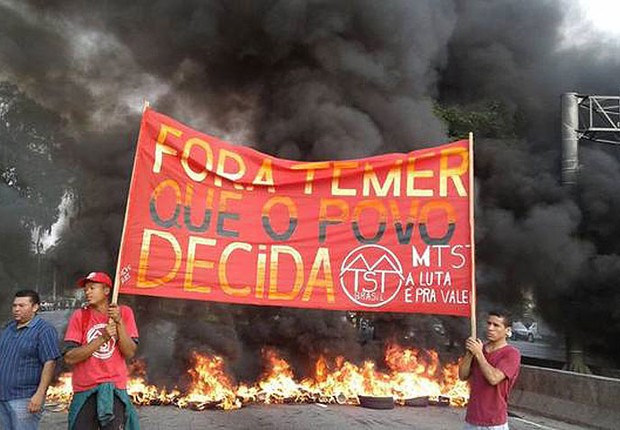 Manifestantes contra o impeachment bloqueiam vias em São Paulo (Foto: Divulgação/MTST)