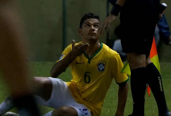 Caíque, do Brasil sub-17, mostra ao bandeirinha rosto molhado de cuspe (Foto: Reprodução SporTV)