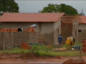 A Construserv tem em andamento outra obra no setor Taquari para 255 unidades habitacionais, que deveria ser terminada ano passado (Foto: Reprodução/TV Anhanguera)