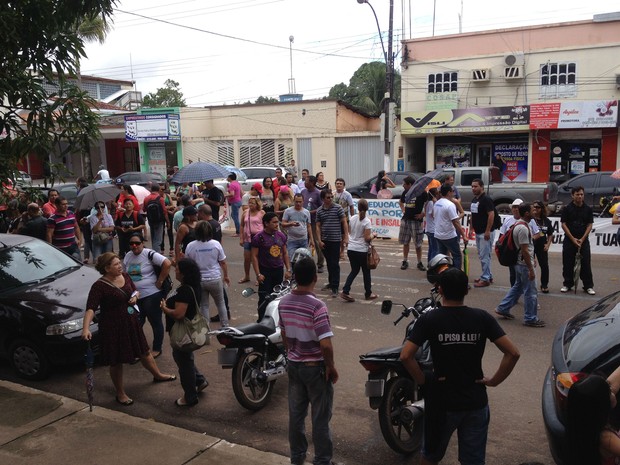Classe se reuniu em frente a Secretaria de Educação do Amapá (Foto: John Pacheco/G1)
