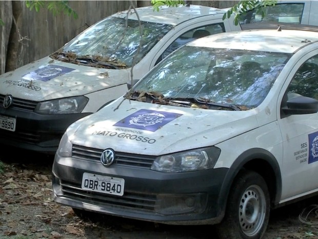 Carros estão abandonados em pátio da Secretaria de Saúde de MT (Foto: Reprodução/TVCA) Carros estão abandonados em pátio da Secretaria de Saúde de MT (Foto: Reprodução/TVCA)