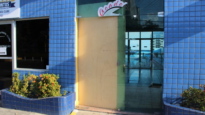 Torcedores quebraram porta de vidro de consultório odontológico do time, ao lado da sede do clube (Foto: Gabriel Mansur)