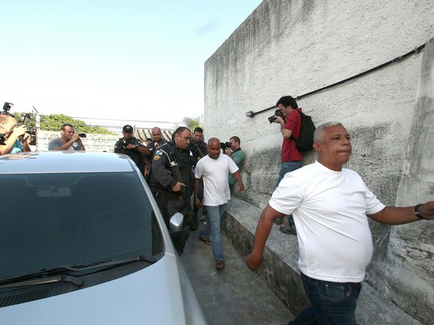 Policiais chegam para prestar depoimento na 29ª DP (Madureira) (Foto: Ale Silva/ Futura Press/ Estadão Conteúdo)