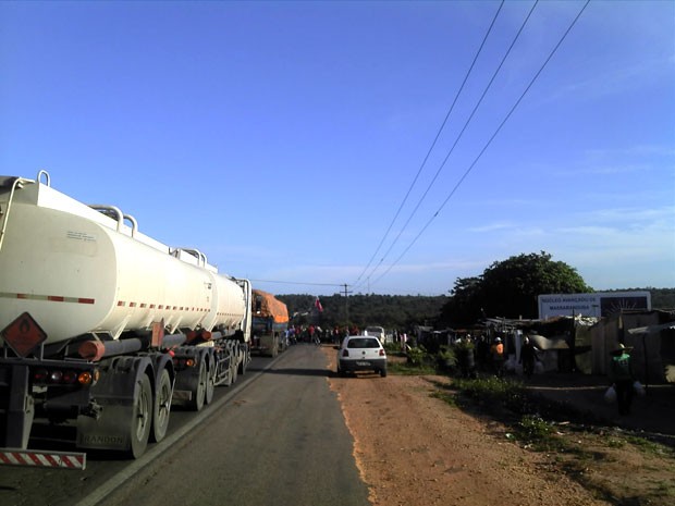 Com a interdição da via, veículos formaram longa fila  (Foto: Anderson Luiz Simões dos Santos/G1)
