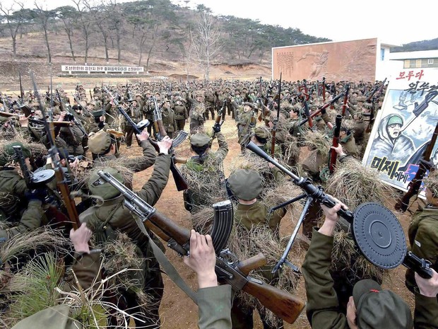 Membros norte-coreanos da Guarda Red participam de treinamento militar na imagem liberada nesta quarta-feira (13) pela agência oficial norte-coreana KCNA (Foto: REUTERS / KCNA)