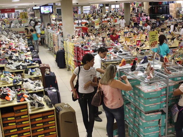 Clientes em busca do presente do Dia das Mães (Foto: Yara Jessica)