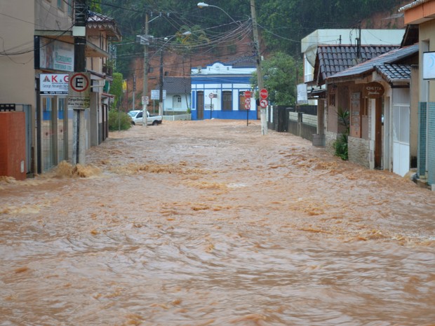 O Centro de Santa Teresa, no Espírito Santo, foi tomado pela água (Foto: Juliana Borges/ G1 ES)
