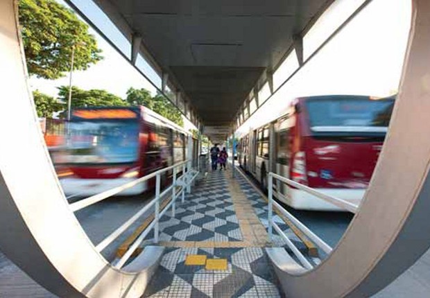 Corredor de ônibus em São Paulo (Foto: André Porto/Metro)