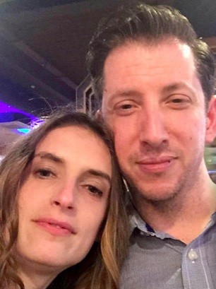 O casal anunciava em site adulto