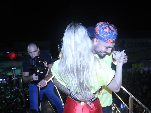 Ex-BBBs Aline e Fernando em micareta em Feira de Santana, na Bahia (Foto: Fred Pontes/ Divulgação) Ex-BBBs Aline e Fernando em micareta em Feira de Santana, na Bahia (Foto: Fred Pontes/ Divulgação)