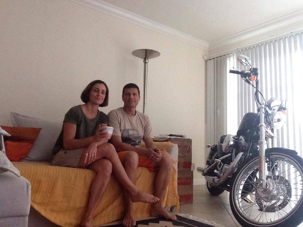A administradora Robera Milazzo colocou a moto da família na sala para evitar estragos (Foto: Arquivo pessoal/BBC)