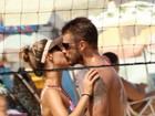 De novo! Fernanda Lima e Hilbert jogam vôlei e namoram na praia