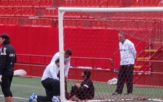 Pato deixa treino do Corinthians (Foto: Diego Ribeiro)