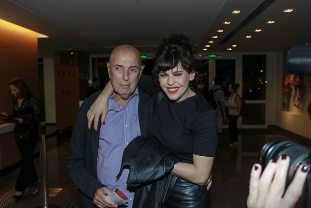 Bárbara Paz com Hector Babenco na estreia da peça Os realistas (Foto: Raphael Castello/Agnews)
