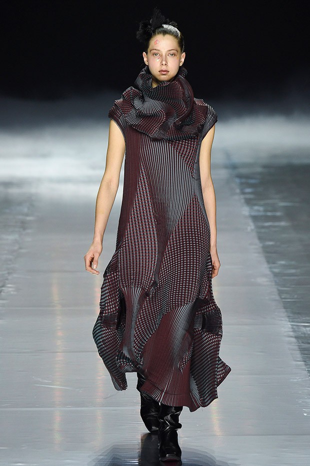 Issey Miyake bakes fabric to pleat SS16 garments