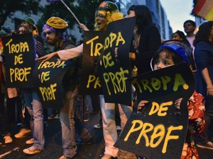 Manifestação reuniu professores e estudantes no centro do Rio de Janeiro. (Foto: Christophe Simon/AFP)