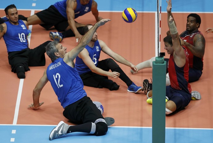 Aderson Ribas ataca no vôlei sentado entre Brasil e EUA (Foto: Reuters) Aderson Ribas ataca no vôlei sentado entre Brasil e EUA (Foto: Reuters)