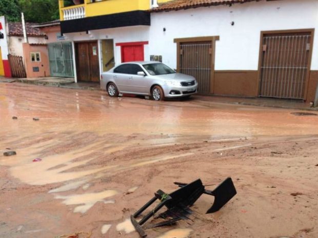 Lama invadiu as ruas da cidade, no sul da Bahia (Foto: RADAR64.COM / Divulgação)