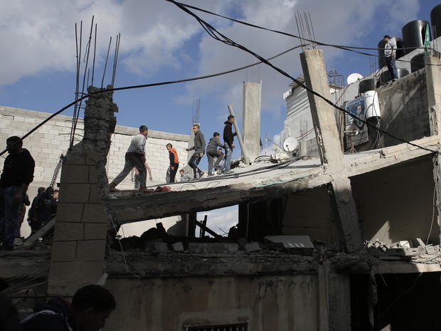 Palestino verificam casa de acusado de atentado que foi demolida nesta quarta-feira (2) por autoridades de Israel em campo de refugiados em Jerusalém  (Foto: Ahmad Gharabli/AFP)