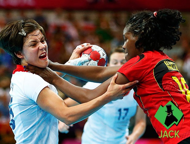 Marcelina Kiala estrangulando Marie Gerbon handebol selo Jack (Foto: Reuters)