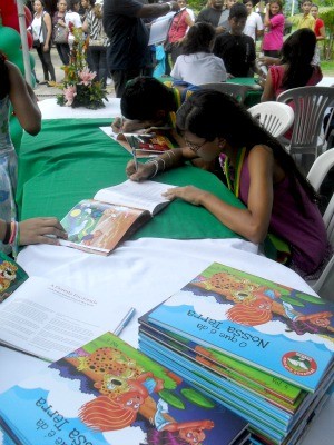 Estudantes autografam livro (Foto: Divulgação/Seduc)