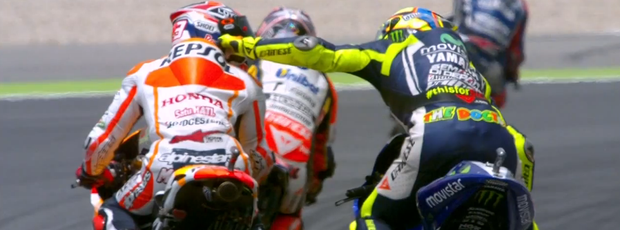 Valentino Rossi bem que tentou, mas não conseguiu segurar Marc Márquez (Foto: Divulgação)