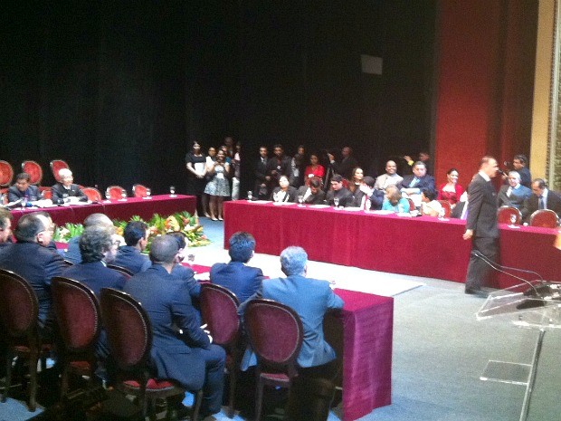Cerimônia de posse do prefeito eleito de Manaus, Artur Neto, do vice-prefeito, Hissa Abrahão, e dos vereadores da CMM teve atraso de 50 minutos no Teatro Amazonas (Foto: Tiago Melo/G1 AM)