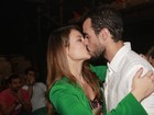 Paolla Oliveira dá beijão em Joaquim Lopes após estreia de peça