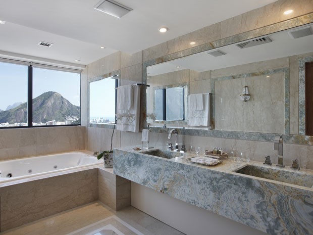 Banheiro da suíte presidencial do hotel Windsor Atlantica, no Rio (Foto: Divulgação)