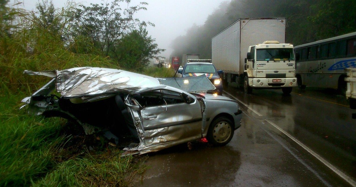 G1 Carro parte ao meio após colisão em SC e motorista sai ileso veja