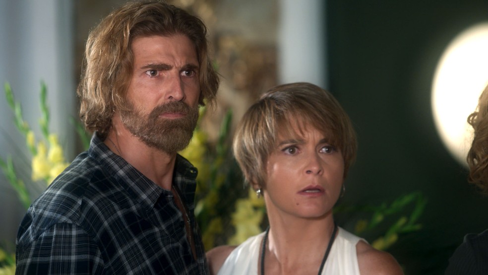 Pedro e Helô acham uma afronta Mág ir ao velório de Fausto (Foto: TV Globo)