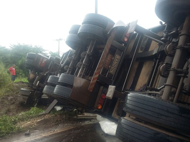 Carreta com carga de farinha tombou ao tentar desviar de buraco na BR-135 (Foto: Divulgação/PRF-MA)