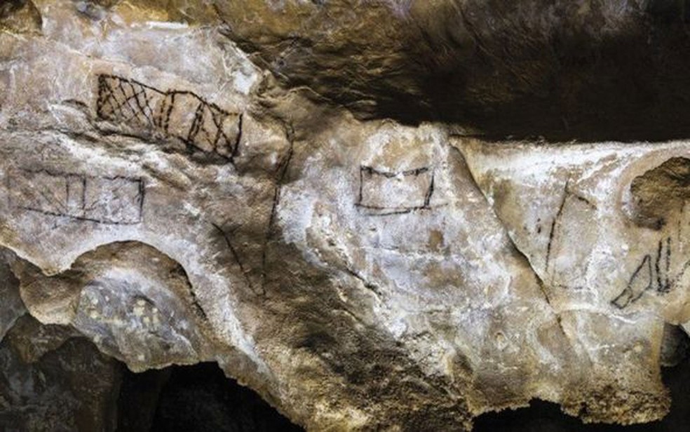 À primeira vista, os rabiscos parecem traços sem importância, como estes das cavernas espanholas conhecidas como Las Chimeneas, que são Patrimônio da Humanidade (Foto: BBC/D. von Petzinger)