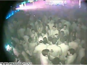 Câmeras de segurança flagraram o momento da agressão que aconteceu em uma boate na zona Sul de Natal em 2011 (Foto: Reprodução/ YouTube)