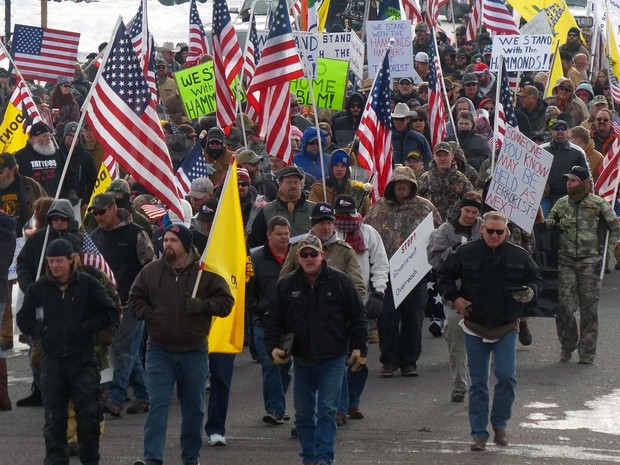 Manifestantes marcham neste sábado (2) em apoio a uma família de fazendeiros que enfrenta pena de prisão por provocar incêndios em Burns, no estado do Oregon (Foto: Les Zaitz/The Oregonian via AP)