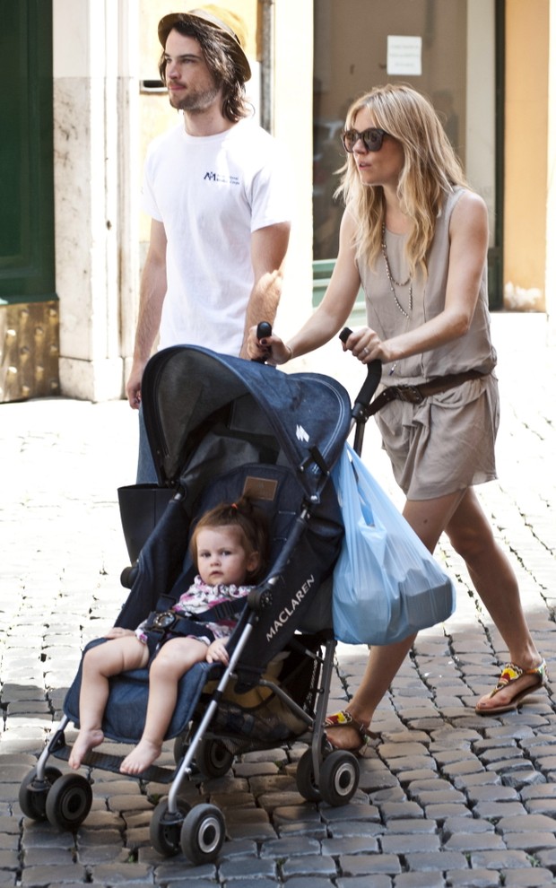 Sienna Miller, Tom Sturridge e a filha, Marlowe (Foto: Shotpress/X17online.com)