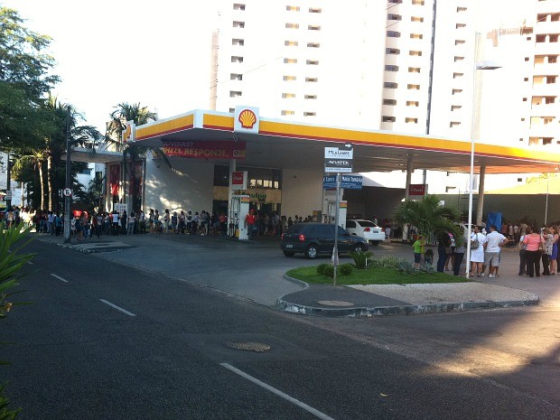 Em posto de combustível a 200 metros da livraria, fila já fazia curvas (Foto: André Teixeira/G1)