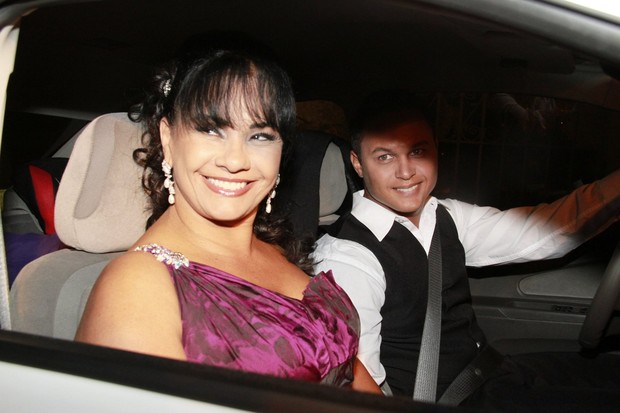 Solange Couto e o marido chegam para o casamento de Bárbara Borges (Foto: Isac Luz / EGO)