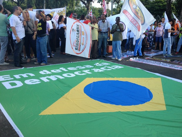 Manifetsação E contra a PL 4330, conhecida Como Lei da Terceirização.  (Foto: Ruan Melo / G1 Bahia)