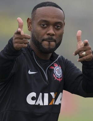 Love vira titular, e Fábio Santos perde vaga na equipe para enfrentar Santos