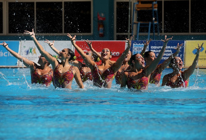 Carnaval é tema de apresentação na seleção brasileira de nado sincronizado (Foto: Satiro Sodré/SSPress/CBDA)