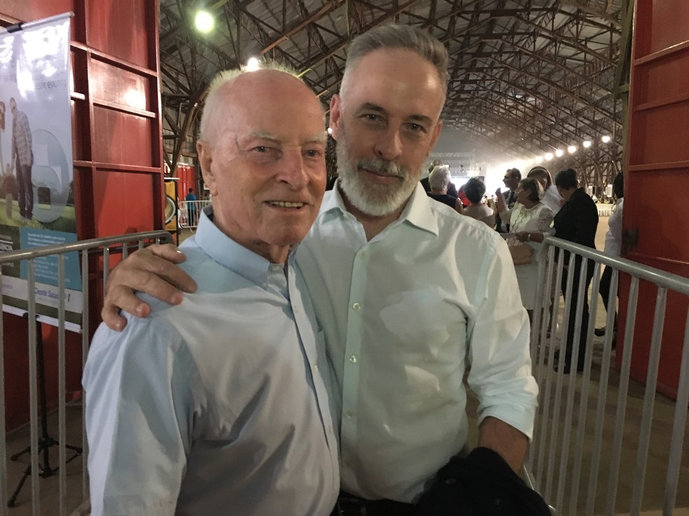 Adão José Turesso, de 90 anos, foi com o filho Marcos Turesso ao show (Foto: Heloise Hamada/G1)
