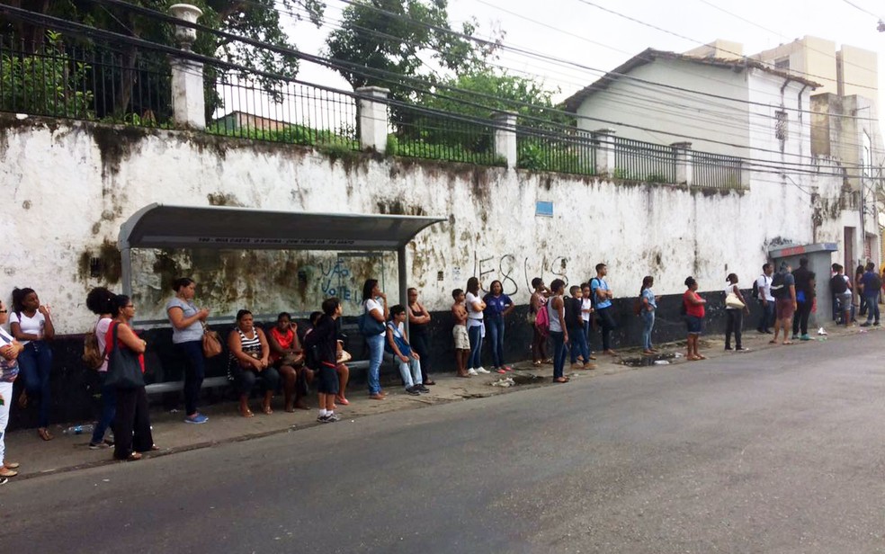 Passageiros aguardam ônibus no bairro da Federação (Foto: Juliana Almirante/G1)