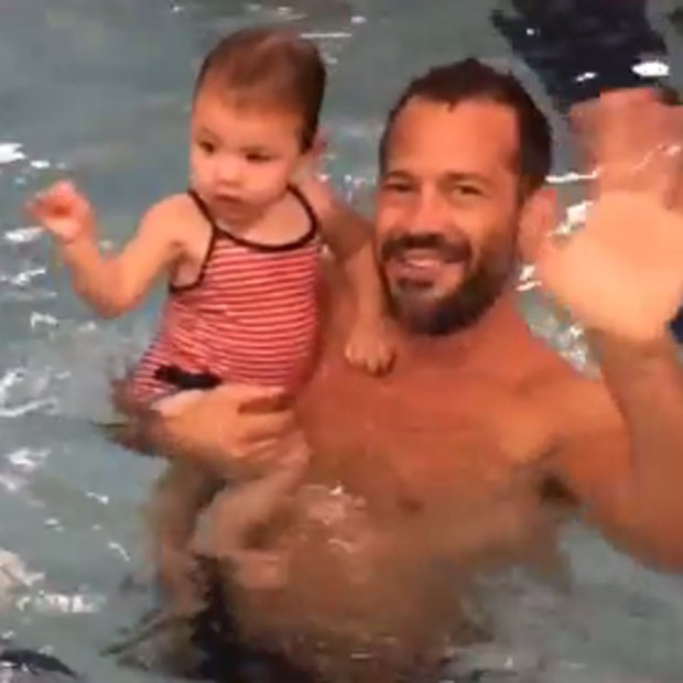 Malvino Salvador e a filha Ayra em piscina (Foto: Instagram/ Reprodução)