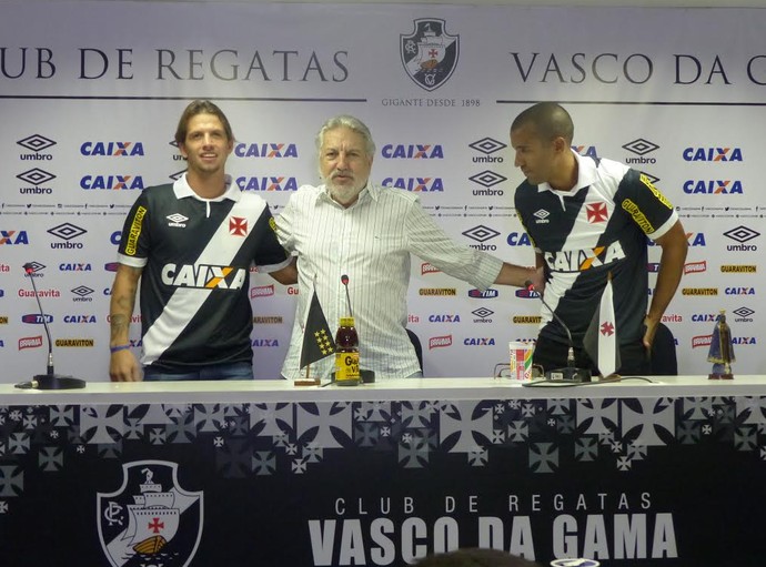 Diguinho e Julio César apresentação (Foto: Fred Gomes/ GloboEsporte.com) Diguinho e Julio César apresentação (Foto: Fred Gomes/ GloboEsporte.com)